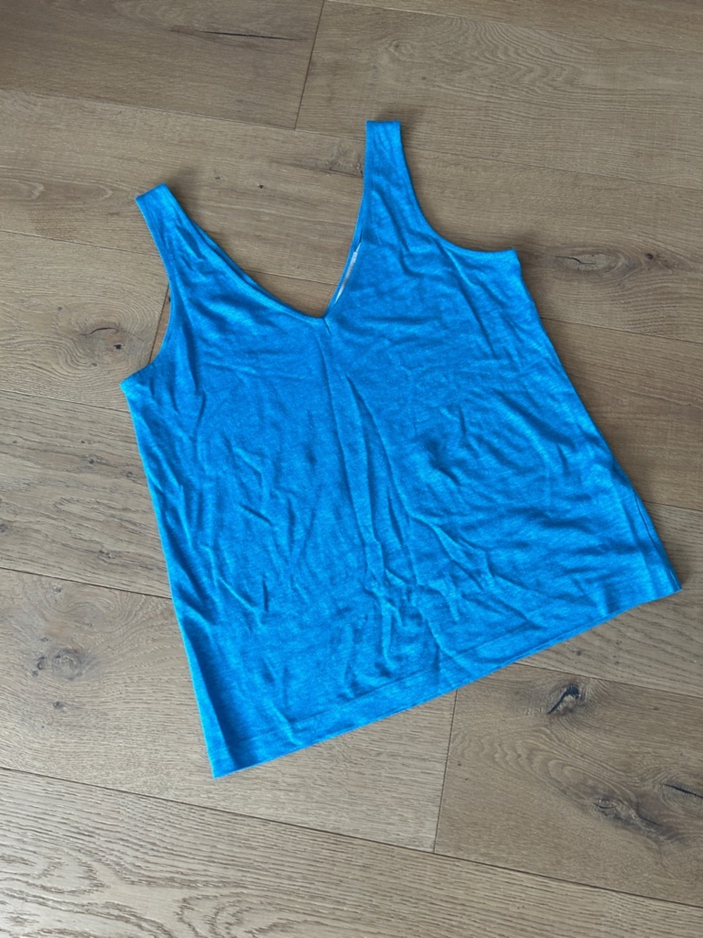 Simons Women's V-Neck Tank Top in Bright Blue